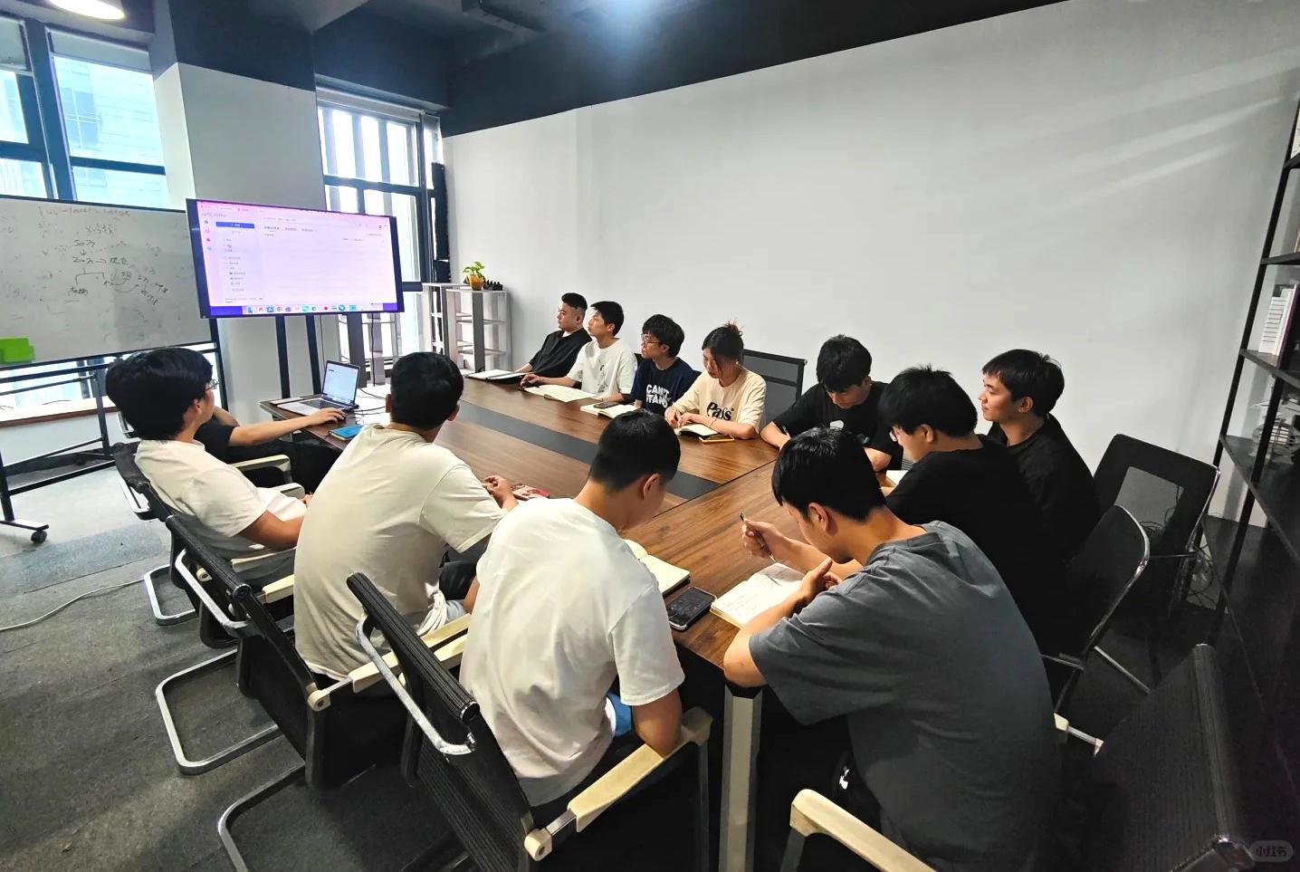 맞춤형 LED 라이트 스트립 신제품 및 제품 교육 회의가 성공적으로 마무리되었습니다.
